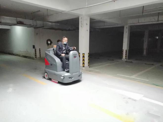 屯门小区物业保洁不用人力改用驾驶式洗地机了